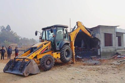 अवैध संरचना भत्काउदै