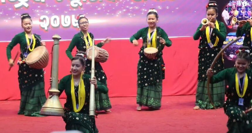 नौमती बाजा बजाउदै नेपाली चेली