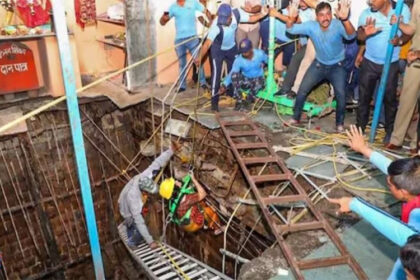 people-geeting-rescue-after-60-people-fell-into-well-in-indore