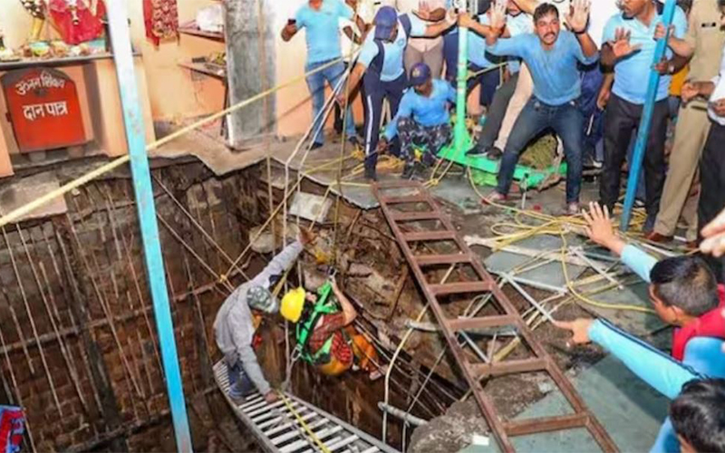 people-geeting-rescue-after-60-people-fell-into-well-in-indore