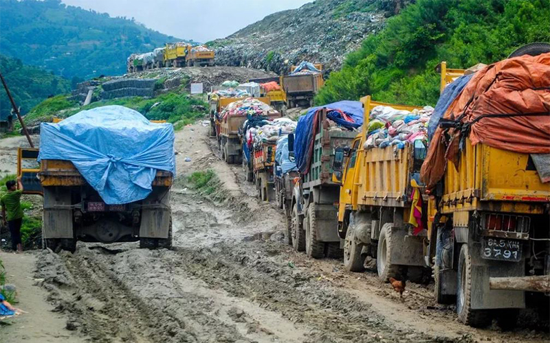 vehicle stuck in banchare dadha landfill site